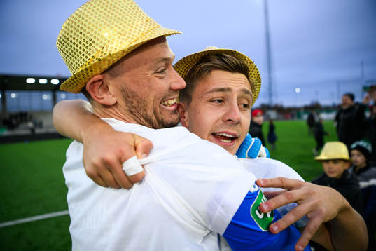 Västerås SKs målvakt Anton Fagerström och Västerås SKs Simon Gefvert jublar över avancemanget till Allsvenskan