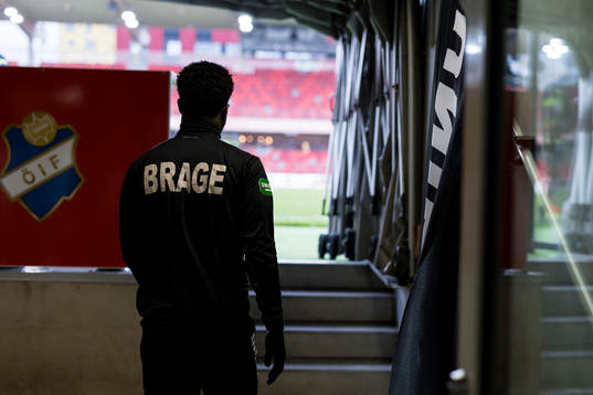 Brages spelare på väg till värmningen