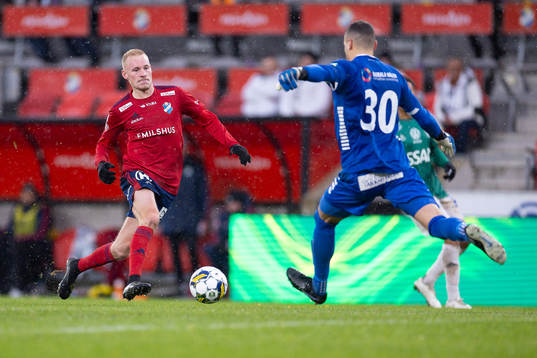 Östers Adam Bergmark Wiberg och Brages målvakt Andre