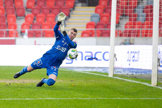 Brages målvakt Andre Bernardini gör en räddning