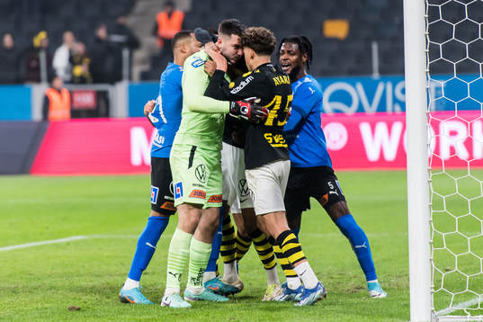 Halmstads Marko Johansson och AIKs Taha Ayari i bråk