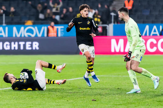 AIKs Ioannis Pittas och Taha Ayari mot Halmstads målvakt