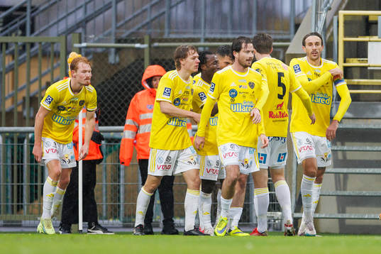 Falkenbergs spelare jublar efter 1-0 genom Godwin Aguda