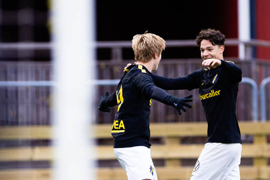 AIKs Sixten Gustafsson (v) jublar med Charlie Pavey efter 2-1