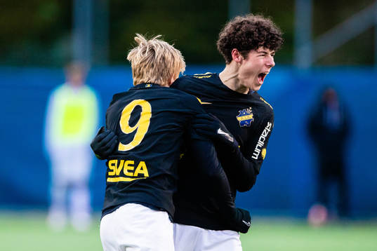 AIKs Sixten Gustafsson och Luka Petrovic jublar