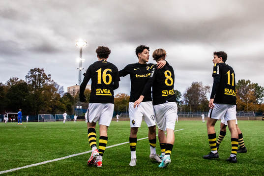 AIKs Luka Petrovic jublar med Charlie Pavey, Yannick Geiger och Linus Järeteg efter 3-1