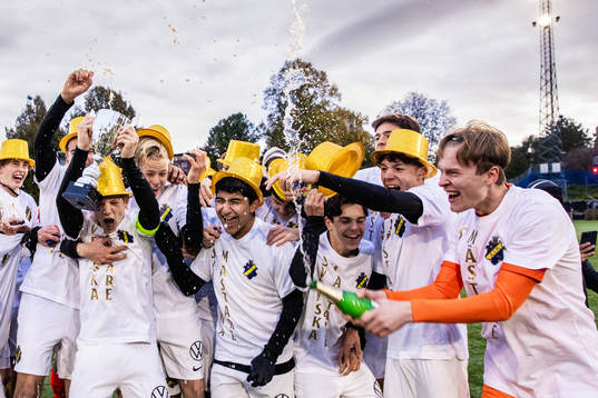 AIKs Sixten Gustafsson, Luis Carlos Sandoval Aguiluz, Rayan Demirci, Charlie Pavey och målvakt Roddick Torfason jublar med lagkamrater