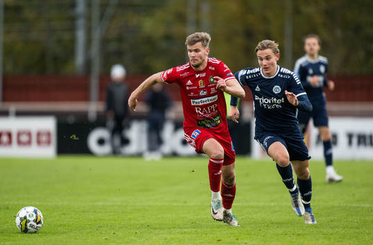 Skövde AIKs Elias Lindell och Utsiktens Linus Carlstrand