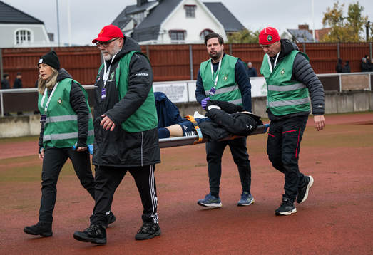 Utsiktens Erik Westermark bärs ut på bår
