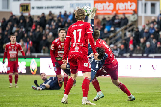 Utsiktens William Milovanovic och Skövde AIKs Gustav Broman