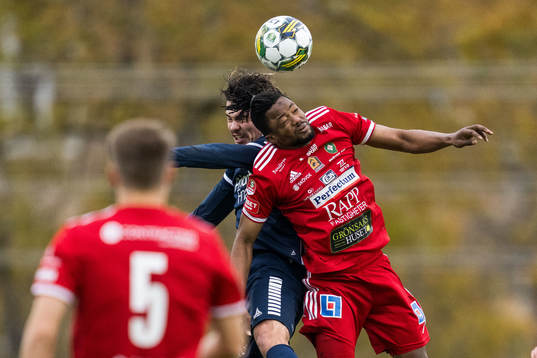 Utsiktens William Milovanovic och Skövde AIKs Azeez