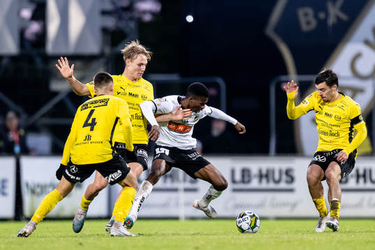 Häckens Akoua Romeo Amane och Mjällbys Max Fenger