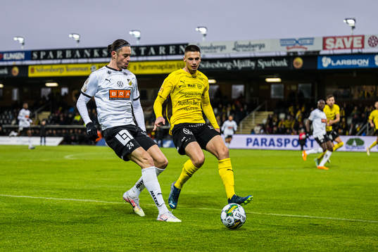 Häckens Amor Layouni och Mjällbys Noah Eile