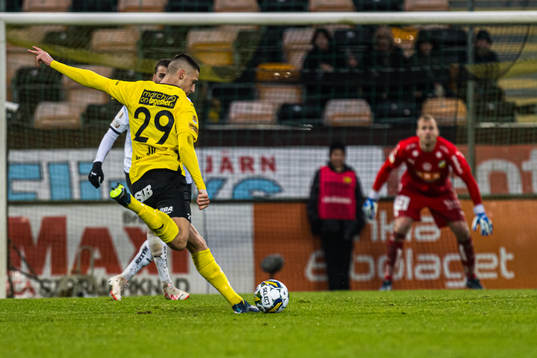 Mjällbys Noah Eile med målchans