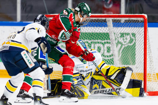 Frölundas Tilde Utbult och HV71s målvakt Lina Van Noort