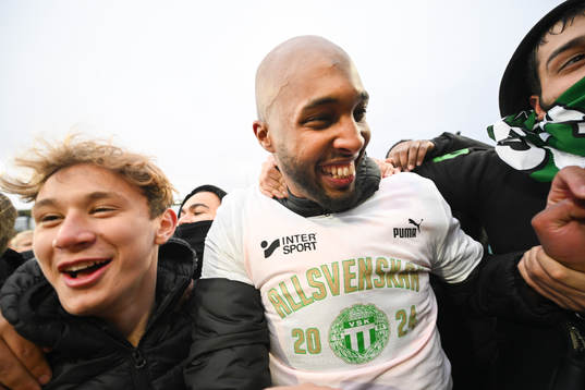 Västerås Jabir Abdihakim Ali jublar över avancemanget till Allsvenskan