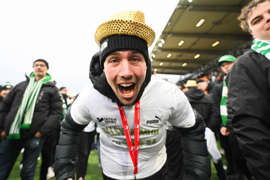 Västerås Filip Tronet jublar över avancemanget till