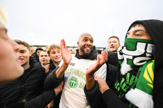 Västerås Jabir Abdihakim Ali jublar över avancemanget till Allsvenskan