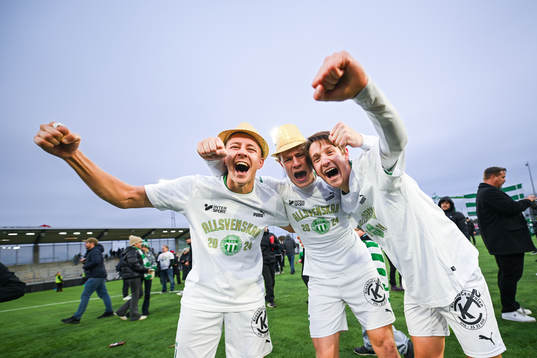 Västerås Simon Gefvert, Herman Magnusson och Olle Edlund jublar över avancemanget till Allsvenskan