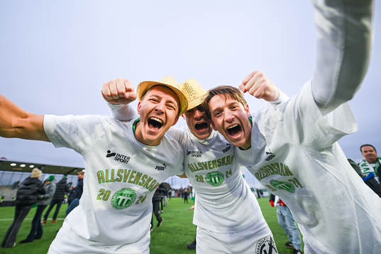 Västerås Simon Gefvert, Herman Magnusson och Olle Edlund jublar över avancemanget till Allsvenskan