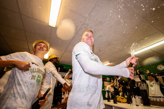 Västerås Simon Johansson jublar i omklädningsrummet