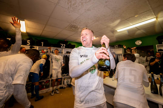 Västerås Simon Johansson jublar i omklädningsrummet