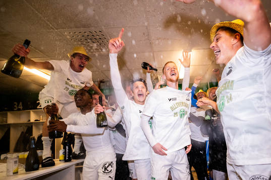 Västerås Daniel Ask  jublar i omklädningsrummet över