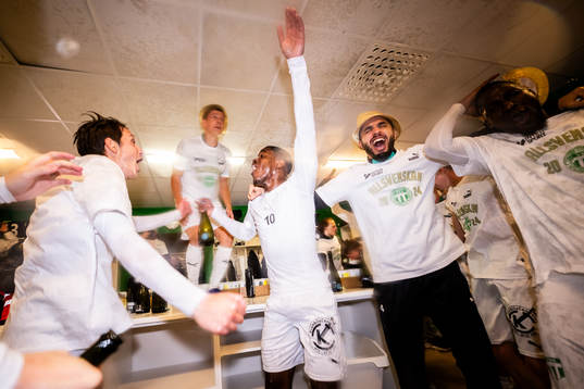 Västerås Jaheem Burke jublar i omklädningsrummet över