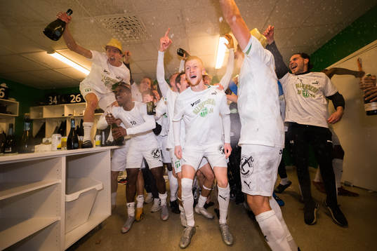 Västerås Daniel Ask  jublar i omklädningsrummet över avancemanget till Allsvenskan