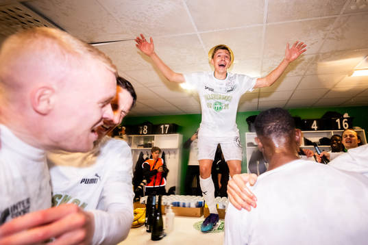 Västerås Simon Gefvert jublar i omklädningsrummet över avancemanget till Allsvenskan