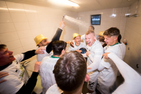 Västerås Daniel Ask jublar i omklädningsrummet över avancemanget till Allsvenskan