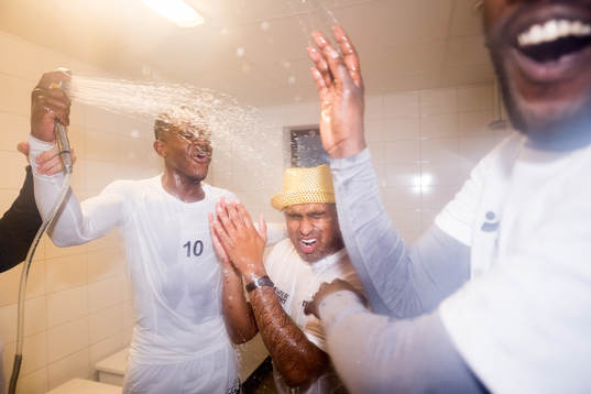 Västerås Jaheem Burke och tränare Kalle Karlsson jublar