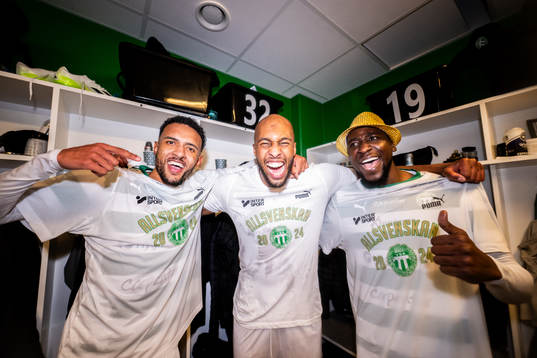Västerås Alex Douglas, Jabir Abdihakim Ali och Frederic Nsabiyumva jublar i omklädningsrummet över avancemanget till Allsvenskan