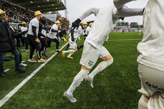Västerås SKs spelare springer in på plan och jublar