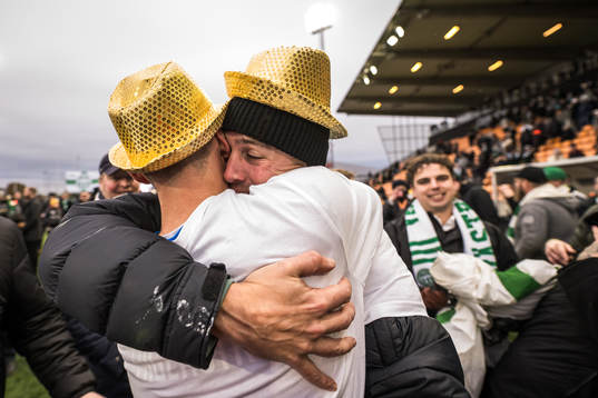 Västerås SKs Filip Tronet jublar över avancemanget till