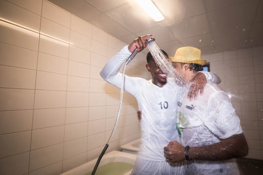 Västerås SKs Jaheem Burke och tränare Kalle Karlsson jublar över avancemanget till Allsvenskan