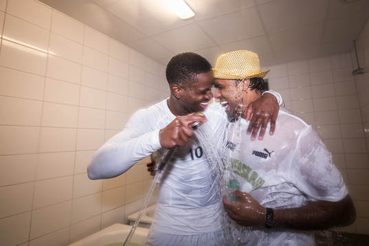 Västerås SKs Jaheem Burke och tränare Kalle Karlsson jublar över avancemanget till Allsvenskan