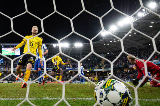 Elfsborgs Sveinn Guðjohnsen jublar efter att Alexander Bernhardsson (ej i bild) gjort 1-2