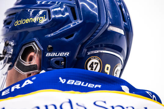 Hyllning på hjälmen för Adam Johnson