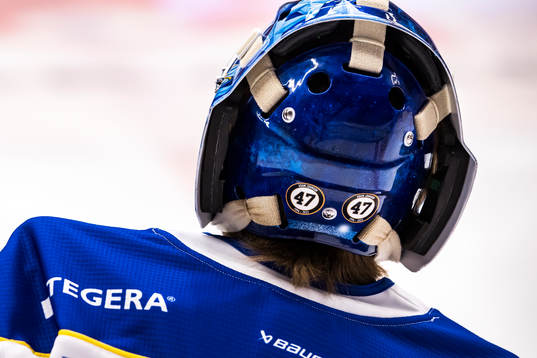 Hyllning på hjälmen för Adam Johnson