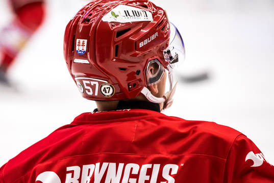 Hyllning på hjälmen för Adam Johnson