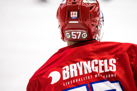 Hyllning på hjälmen för Adam Johnson