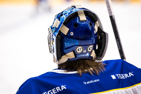 Hyllning på hjälmen för Adam Johnson