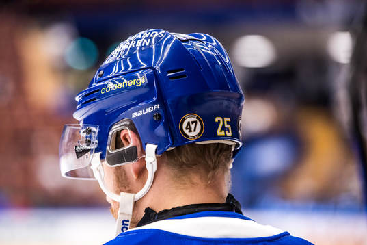 Hyllning på hjälmen för Adam Johnson