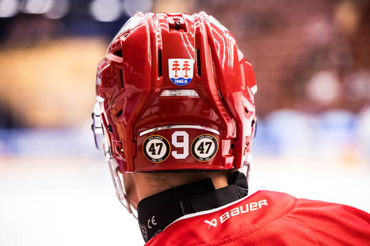 Hyllning på hjälmen för Adam Johnson