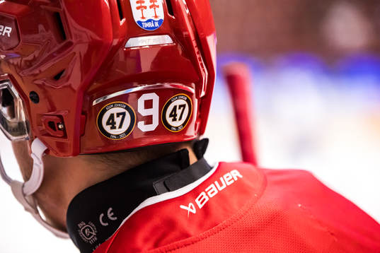 Hyllning på hjälmen för Adam Johnson