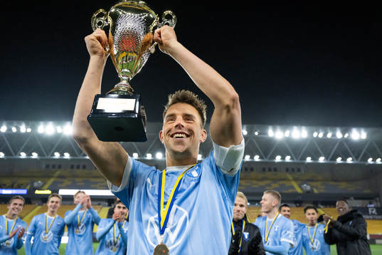 Malmö FFs Jonas Bruun Knudsen jublar med pokalen