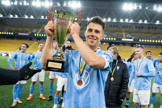 Malmö FFs Jonas Bruun Knudsen jublar med pokalen