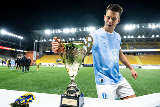 Malmö FFs Jonas Bruun Knudsen jublar med pokalen