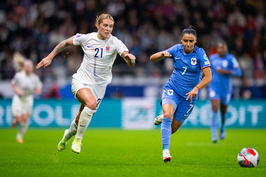 Mimmi Löfwenius of Norway and Sakina Karchaoui of France